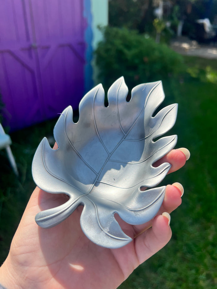 Metal leaf bowl