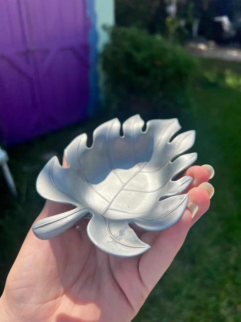 Metal leaf bowl