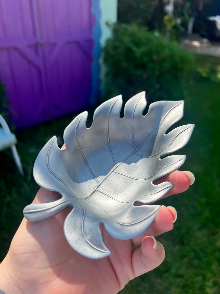 Metal leaf bowl