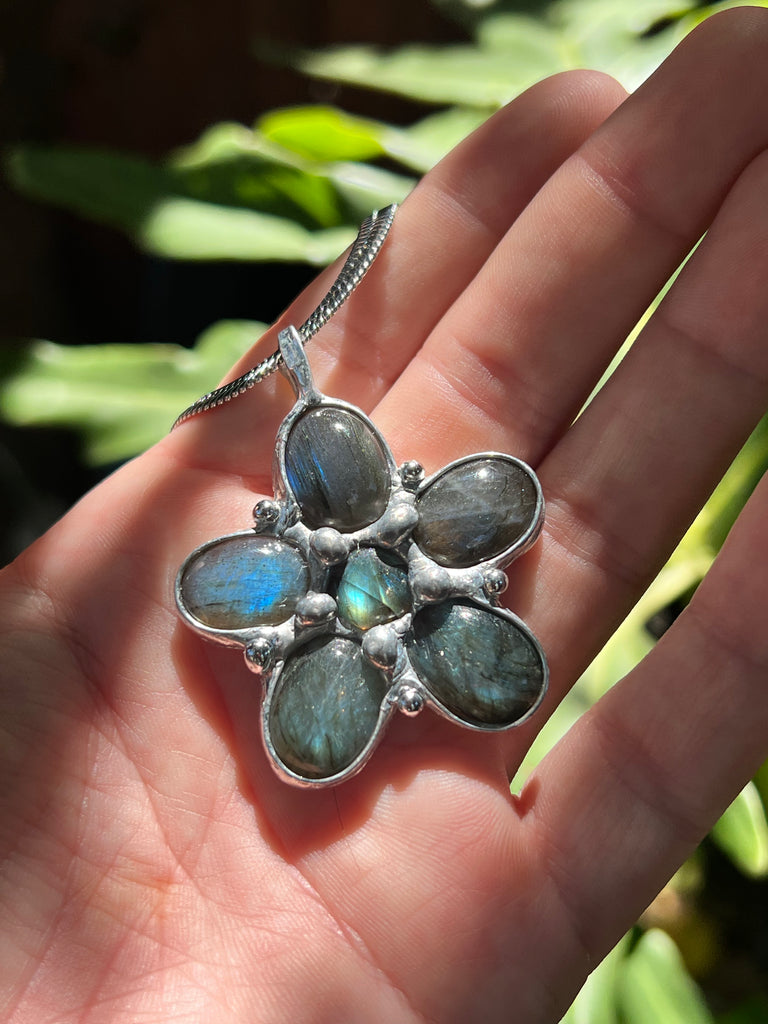 Labradorite flower amulet no.3