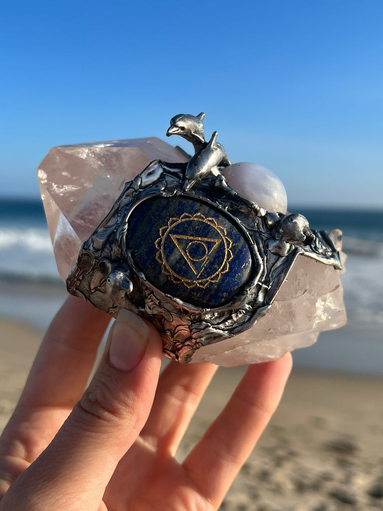 Double terminated Lemurian Quartz Dolphin Spirit with Lapis Lazuli Throat chakra (spiritual tool)