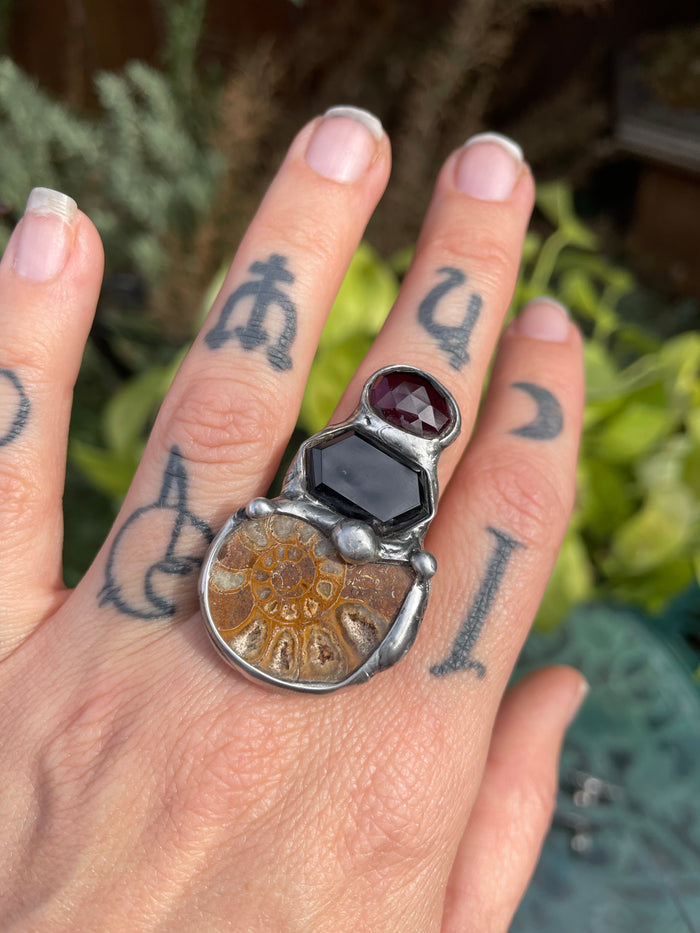 Ammonite, Onyx and Garnet ring size 7