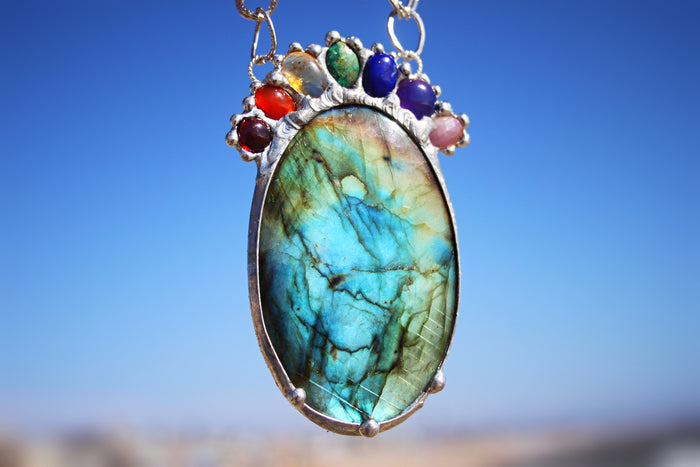 Symmetrical Rainbow Crown on Flashy Labradorite
