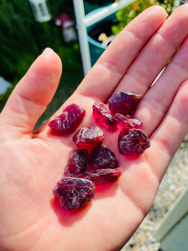 Raw Rhodolite (aka Pink Garnet) (1 pc 1-2g)