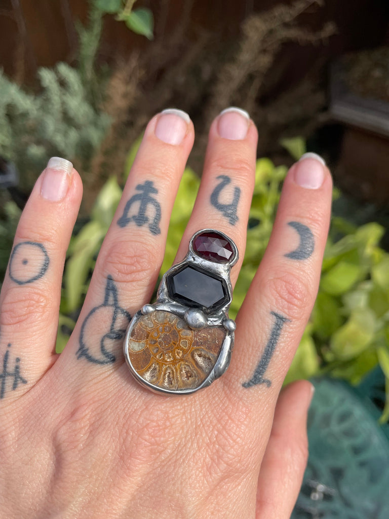 Ammonite, Onyx and Garnet ring size 7